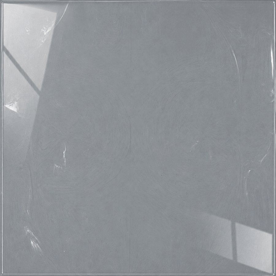 Placa SafeFloor™ Platina 30 x 30 cm, revestimento cinza de alto brilho para sobreposição em pisos existentes. A instalação utiliza adesivo PU40 para fixar as placas diretamente sobre o revestimento anterior, sem necessidade de removê-lo.
